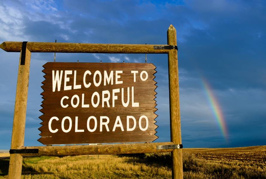Wooden sign that says "WELCOME TO COLORFUL COLORADO"